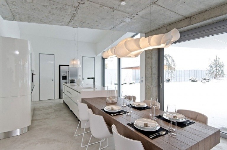 betong-design-modern-matbord-bord-bordsskiva-massivt trä-hängande-lampa-stolar-vit-fönster fronter-kök