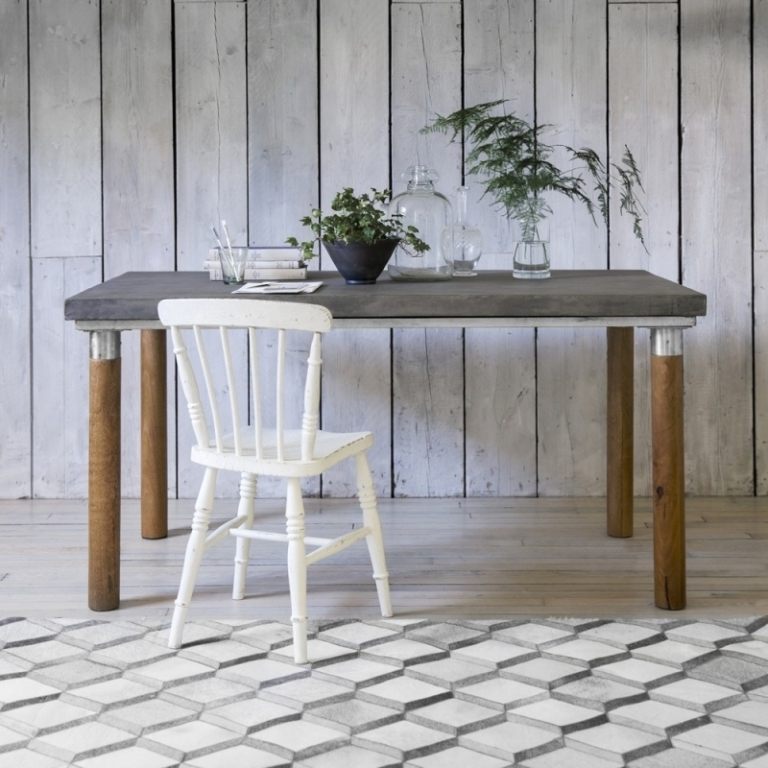 betong-design-modern-möbler-bordsskiva-träben-stol-vintage-vit-matta-modulmönster