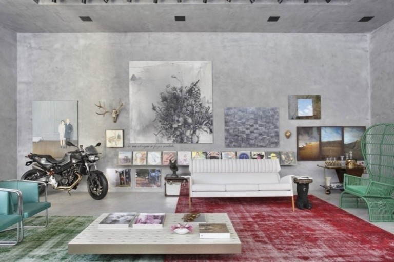 betong-design-modern-vardagsrum-betong-vägg-sittplatser-olika-motorcykel-bilder-konstnärliga
