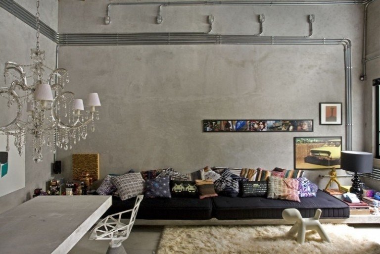 betong-design-modernt-vardagsrum-soffa-kudde-mjuk-matta-ljuskrona-kabel