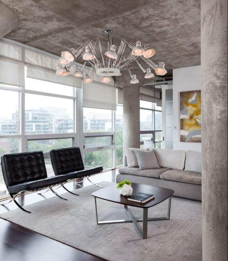 betong-design-modernt-vardagsrum-tak-ljuskrona-matta-ljusgrå-soffa-fåtölj