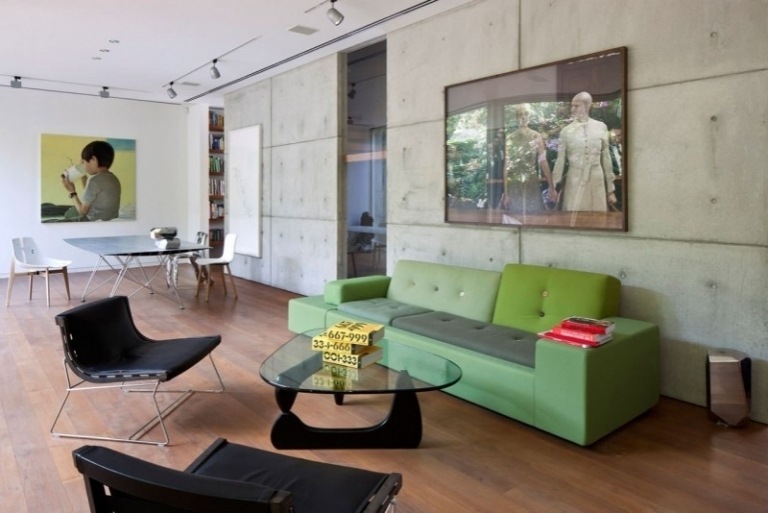 betong-design-modern-vardagsrum-exponerad betong-vägg-soffa-gröna-bilder-stolar
