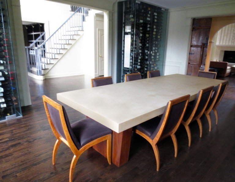 betong-design-moderna-möbler-bord-matbord-stora-stolar-vinflaskor-vinskåp