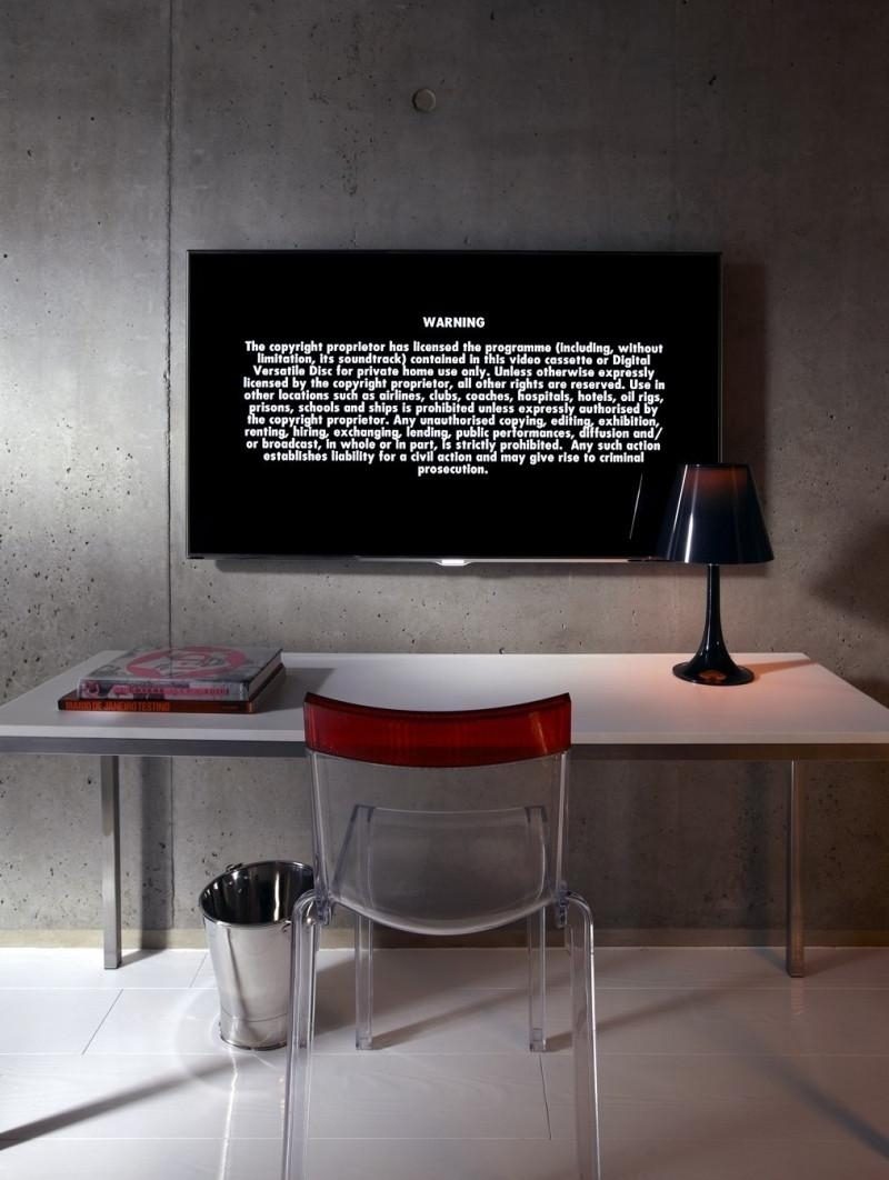betong-design-modern-arbetsplats-bord-stol-plast-transparent-tv-bordslampa