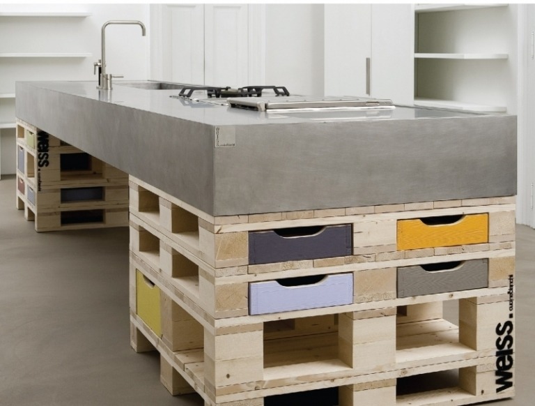 betong-design-modern-kök-trä-euro-pallar-lådor-betong-block-designer-cucine-bianchi-2012-vit-italien