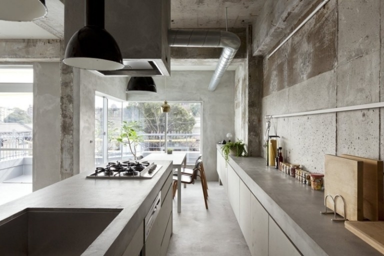 betong-design-modernt-kök-minimalistisk-industriell-fönsterfronter-gasspis-utsug-matbord-stolar