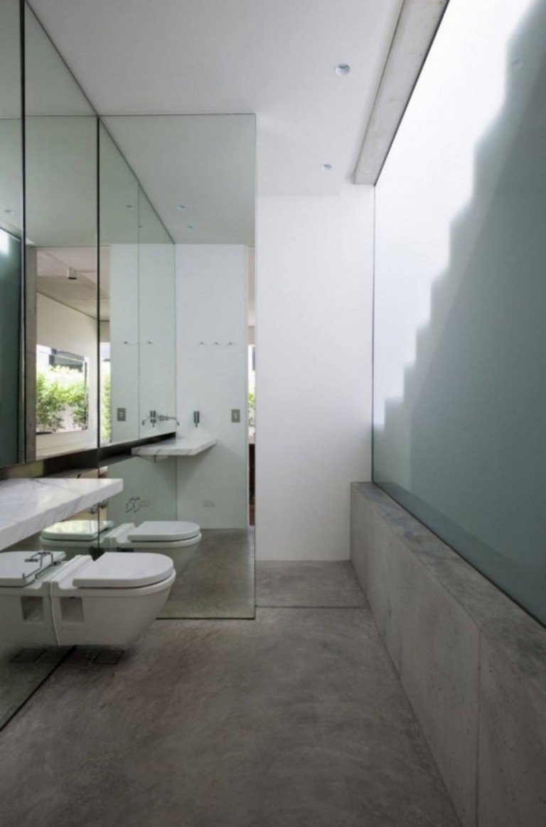 betong-design-modern-badrum-toalett-glas-vägg-marmor-panel-spegel-fönster