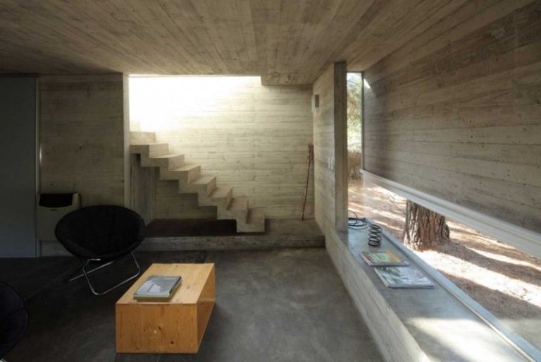 betong-design-modern-exponerad betong-trappa-fönster-design-samtida