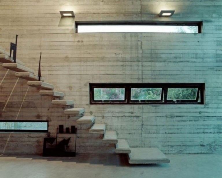 betong-design-modern-exponerad-betong-trappa-flytande-fönster-smala-ljus-minimalistisk
