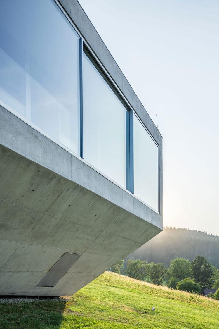 Betongdesign-ytter-betong-hus-fönster-utsikt-natur