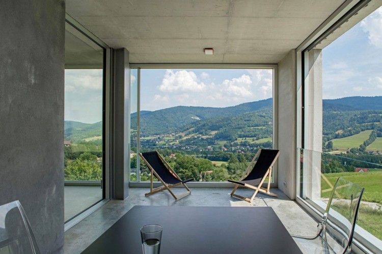 betong-design-interiör-betong-hus-terrass-fällbara-stolar-trä-glas räcken