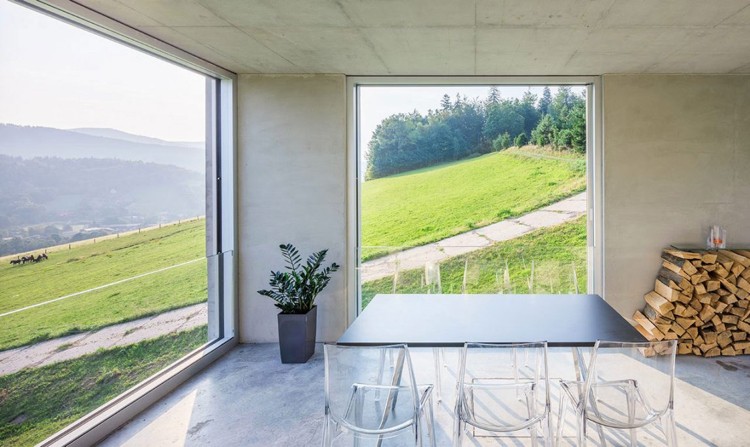 betong-design-interiör-betong-hus-matsal-akryl-stolar