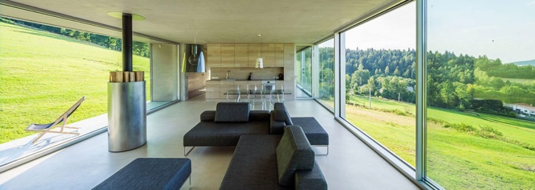 betong-design-interiör-betong-hus-vardagsrum-dagsljus-fönster