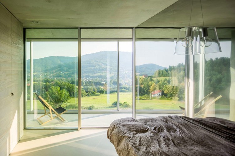 betong-design-interiör-betong-hus-sovrum-terrass-golv-till-tak-fönster