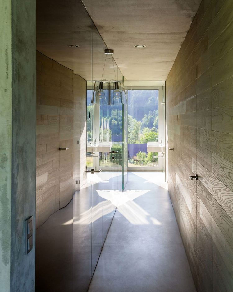 betong-design-interiör-betong-hus-glas-trä-dagsljus