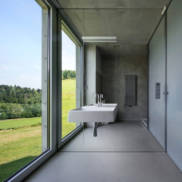 betong-design-interiör-betong-hus-badrum-minimalistisk-glas-vägg
