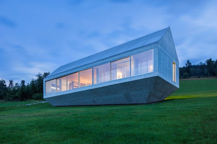 betong-design-interiör-betong-hus-panorama-fönster-utsikt-natur