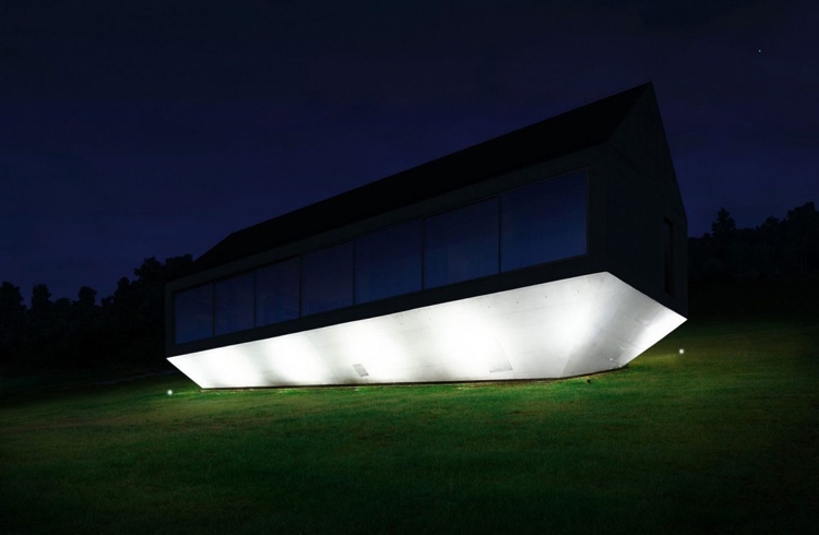 betong-design-interiör-betong-hus-ned-belysning-natt