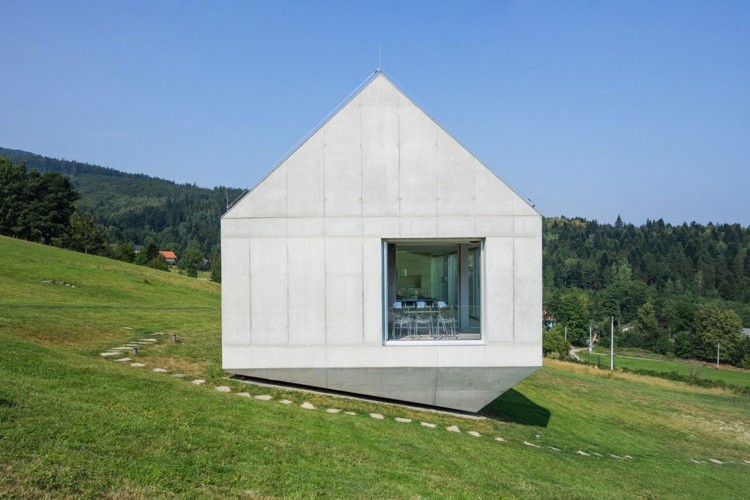 betong-design-inuti-utsida-betong hus-gaveltak-egendom
