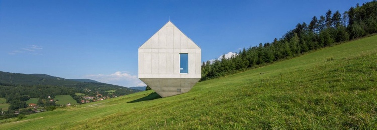 betong-design-inuti-utanför-betong-hus-gaveltak-berg
