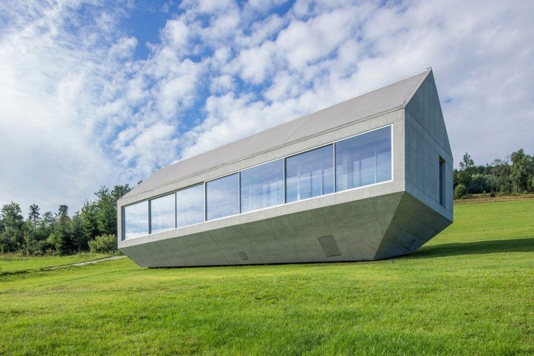 exteriör-betong-hus-fönster-glas-panoramafönster