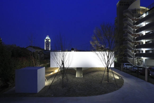Kubisk arkitektur-vitt betonghus modernt