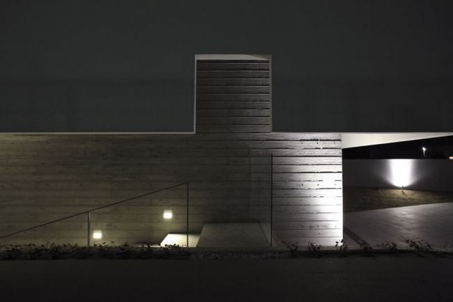 Ljuseffekter På natten skapar arkitektoniska element väggbeklädnad