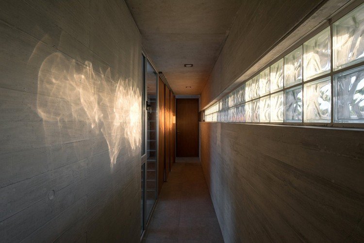 betonghus inuti väggar gjutet glas ljuseffekt