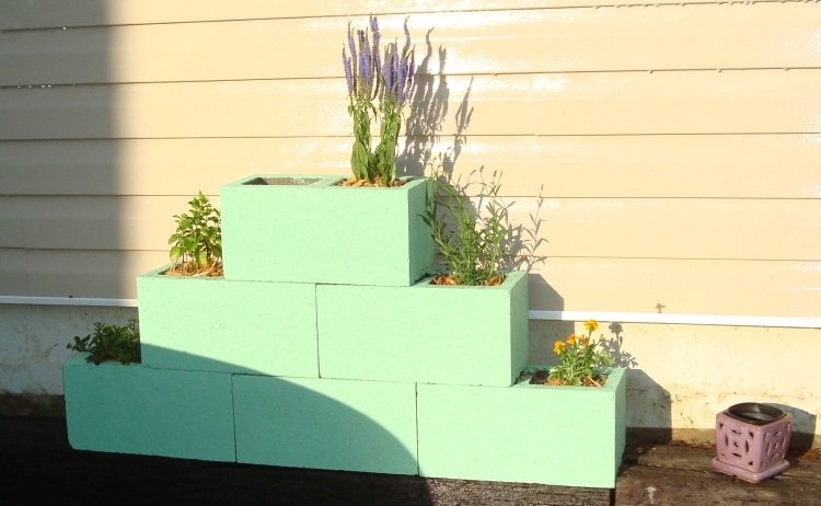 betong-skal-stenar-mint-grön-målade-pyramid-blommor