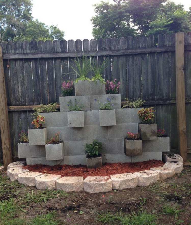 betong-kalyx-stenar-trädgård-vägg-dekorativa-pyramid-blommor