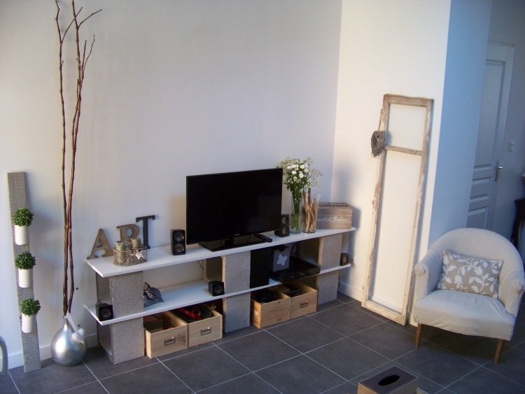 Betongluckor blockerar hyllbyggd-själv-plywoodskiva