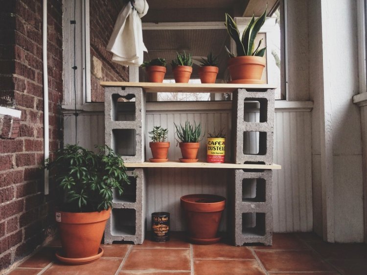 betongluckor-block-hylla-balkong-lera paprika-blommor