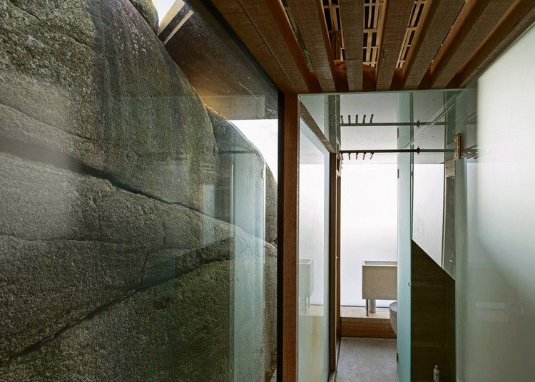 Semesterhus i betong och glas-interiör-vy-sten-tak-trä lameller