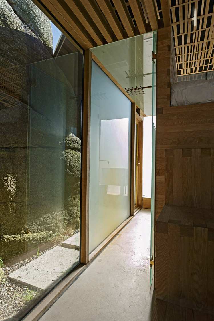 betongglas-semesterhus-korridor-satinerat-glas-trä-vägg-tak-paneler