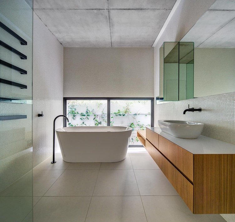 badrum minimalistisk mosaik kakel trä fåfänga fristående badkar