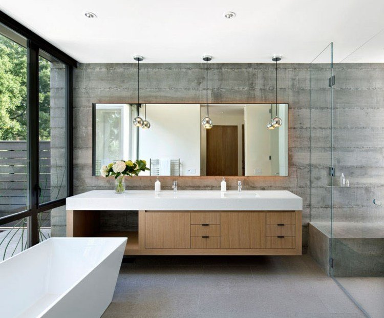 betong-vägg-dusch-bad-modern-spegel-fönster fram