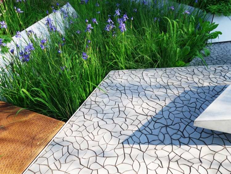 betongplattor-terrass-3d-effekter-torr-jord