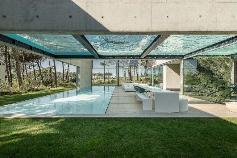 imponerande minimalistisk design med pool på taket i betonghuset