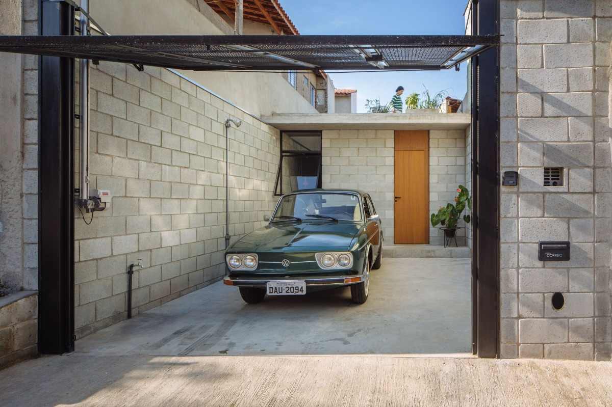 husets innergård av betongblock med parkerad retrobil