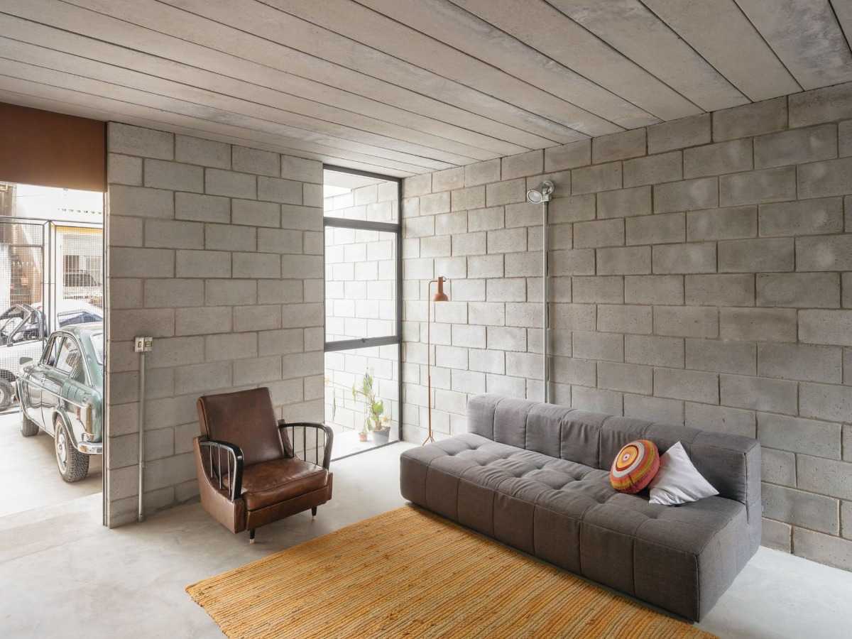låga fördelar med betong som byggmaterial för vardagsrum med soffor och fåtöljer