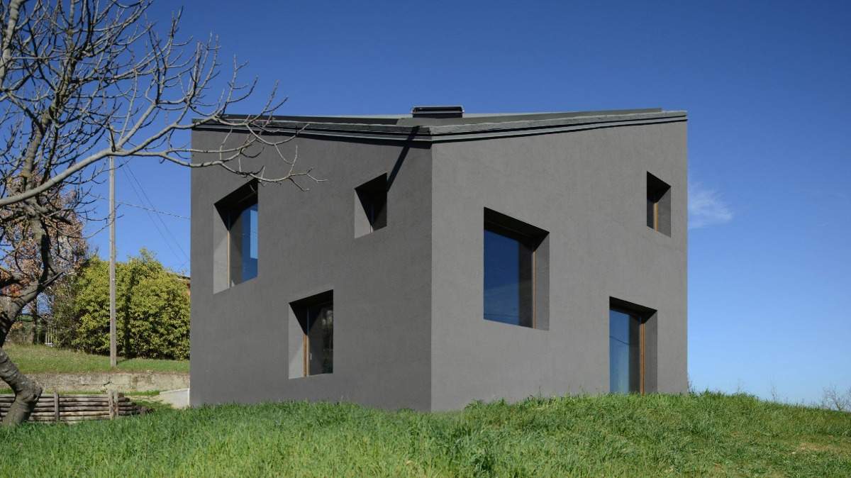 grå yttre fasad av fritidshuset med sluttande tak i naturen