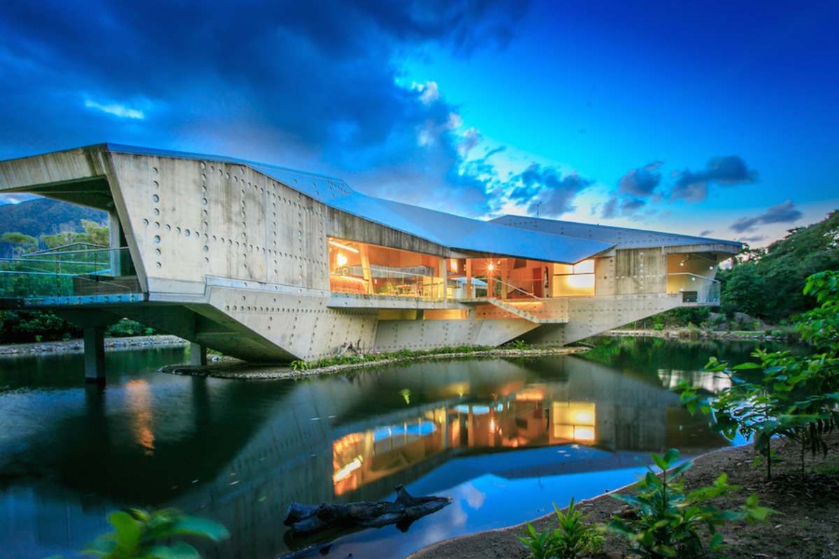 futuristisk design för arkitektur med hus i betong i sjön mitt i skogen