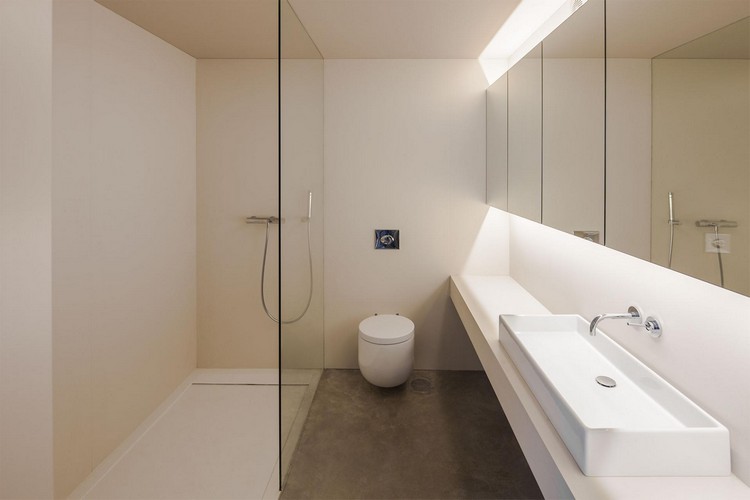 minimalistisk badrum vit duschglasvägg