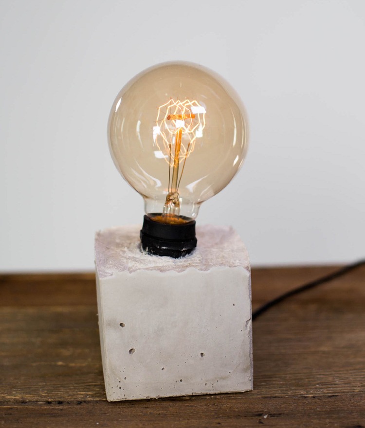 Betonglampa-diy-industriell-stil-lampa-bordslampa