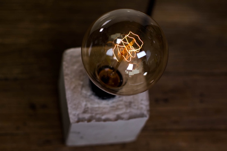 betonglampa-diy-bordslampa-dekoration-glödlampa