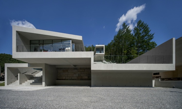 betong-look-vägg-neutral-uppfart-carport-grus