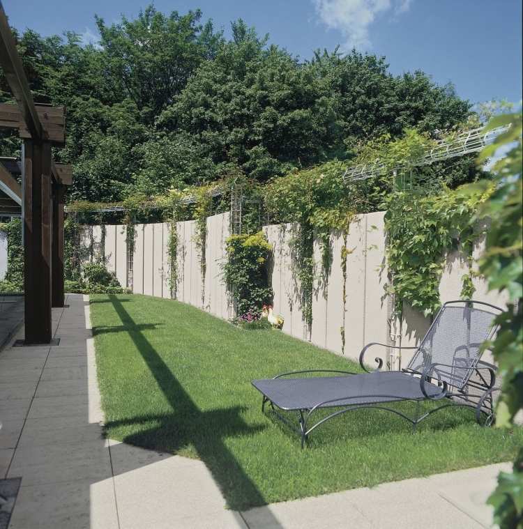 betong-plattor-trädgård-läggning-trottoar-solstol-trädgårdsmöbler-metall-gräsmatta-staket-integritetsskydd