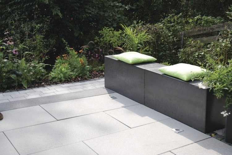 betong-plattor-trädgård-läggning-trottoar-bänk-tegel-dynor-minimalistisk