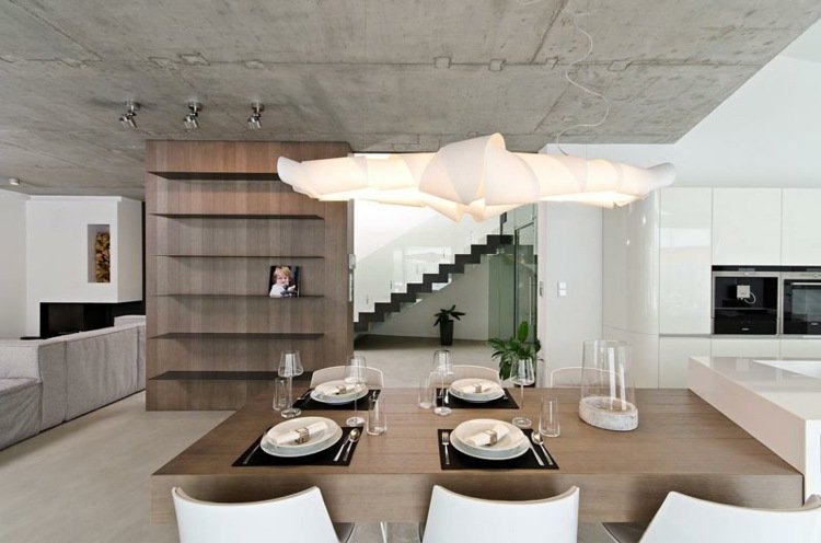 Gör betongvägg själv matplats-vardagsrum-hängande lampa-kök ö-soffa-hylla vägg-matbord-tallrikar-tak-betongpaneler