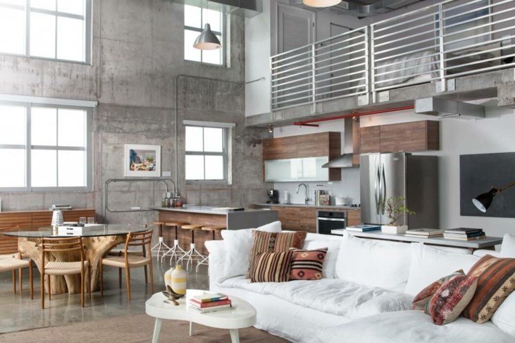 betong-vägg-gör-det-själv-loft-vardagsrum-balustrade-säng-kök-nisch-betong-look-spatlar-hängande-lampor-vägggips